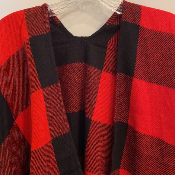 Nwot Fleece Blanket Poncho Cardigan One Size Red Black Buffalo Check Fringe Warm - Picture 3 of 9